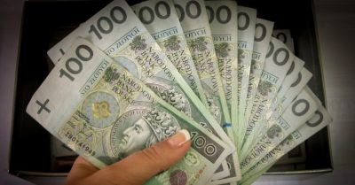 Miała chronić oszczędności, straciła niemal 100 tys. zł